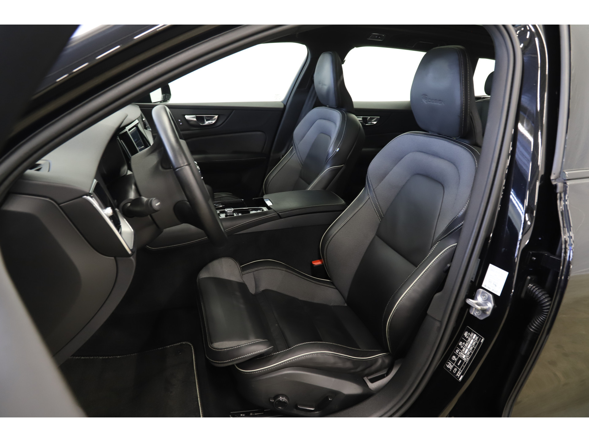 Volvo - V60 2.0 T8 Twin Engine AWD R-Design - 2019