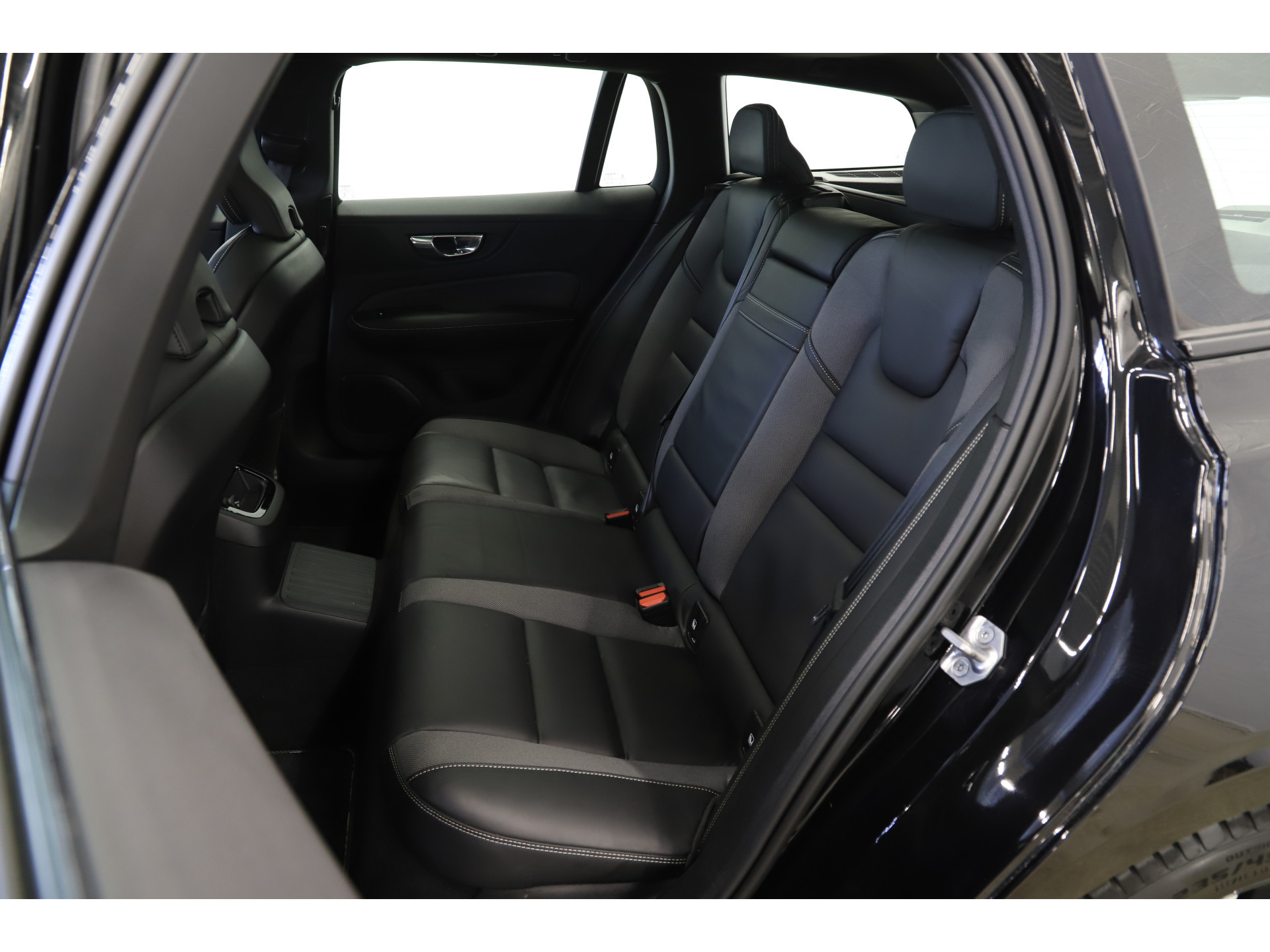 Volvo - V60 2.0 T8 Twin Engine AWD R-Design - 2019