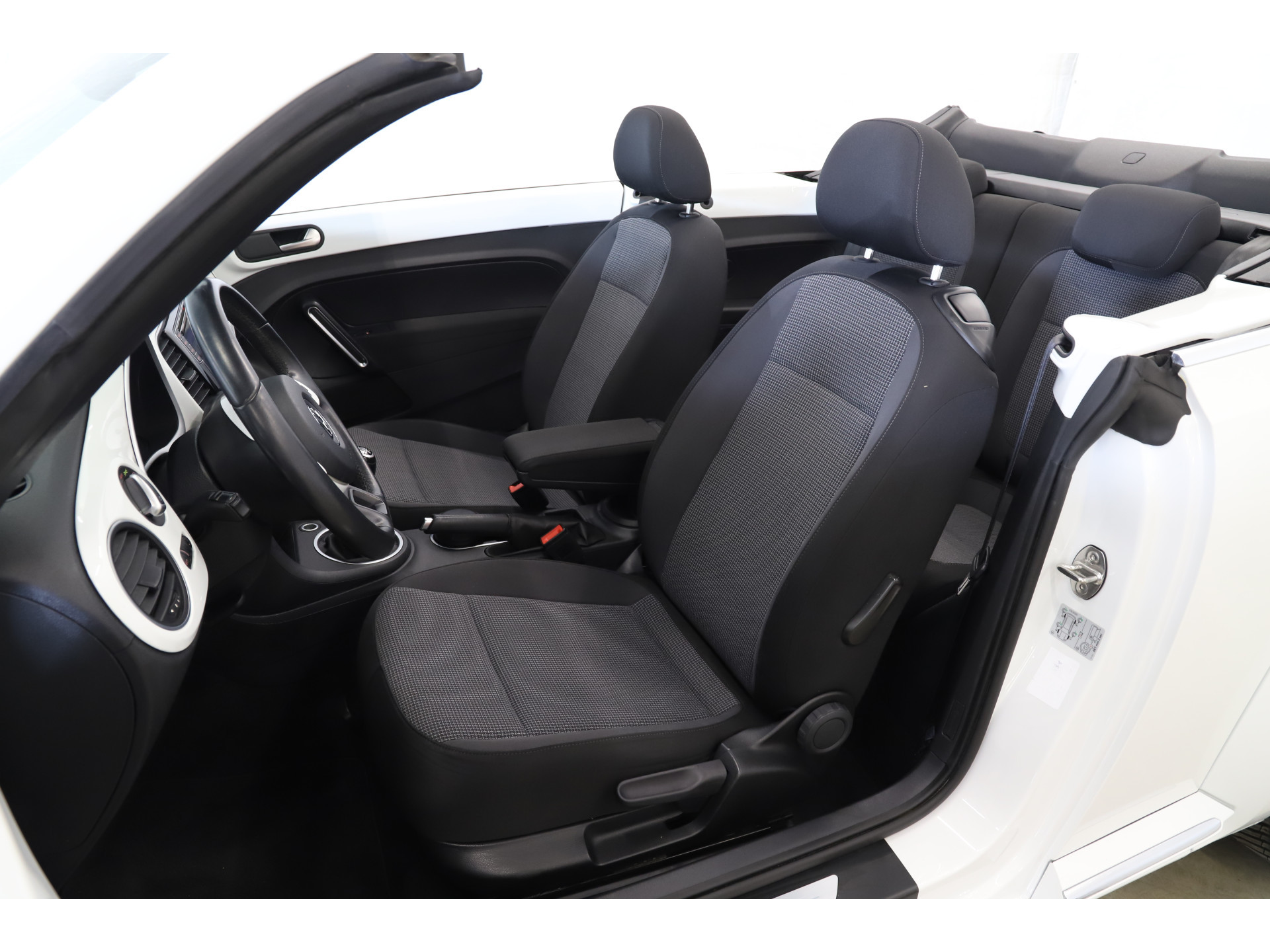 Volkswagen - Beetle Cabriolet 1.2 TSI 105pk Design - 2015