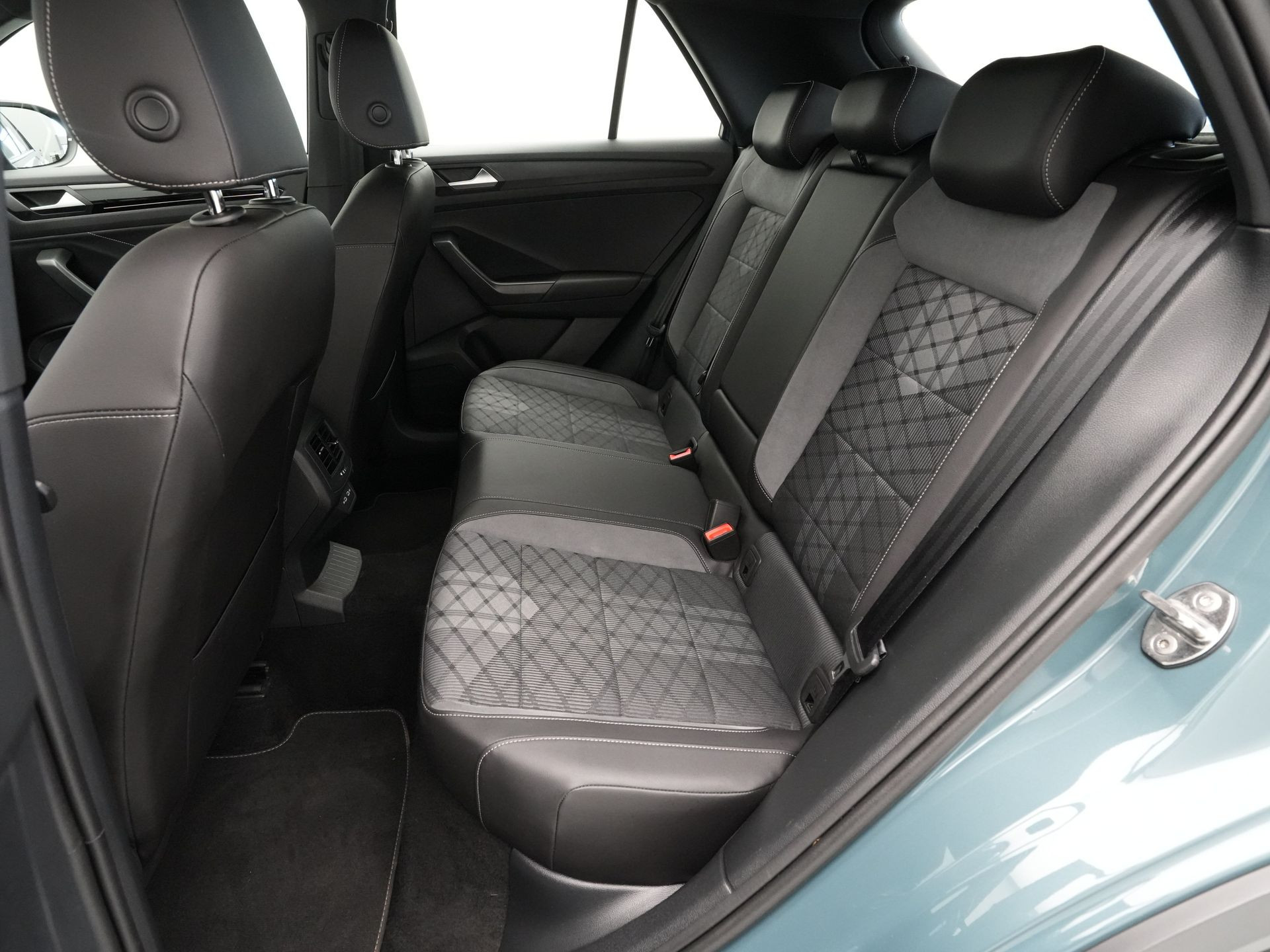 Volkswagen - T-Roc 1.5 TSI 150pk DSG R-Line - 2024
