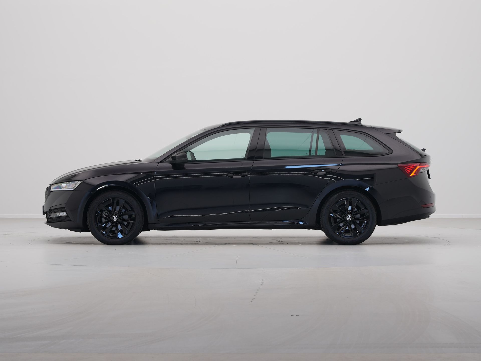 Škoda - Octavia Combi 1.0 e-TSI Sport Business Black Edition - 2024