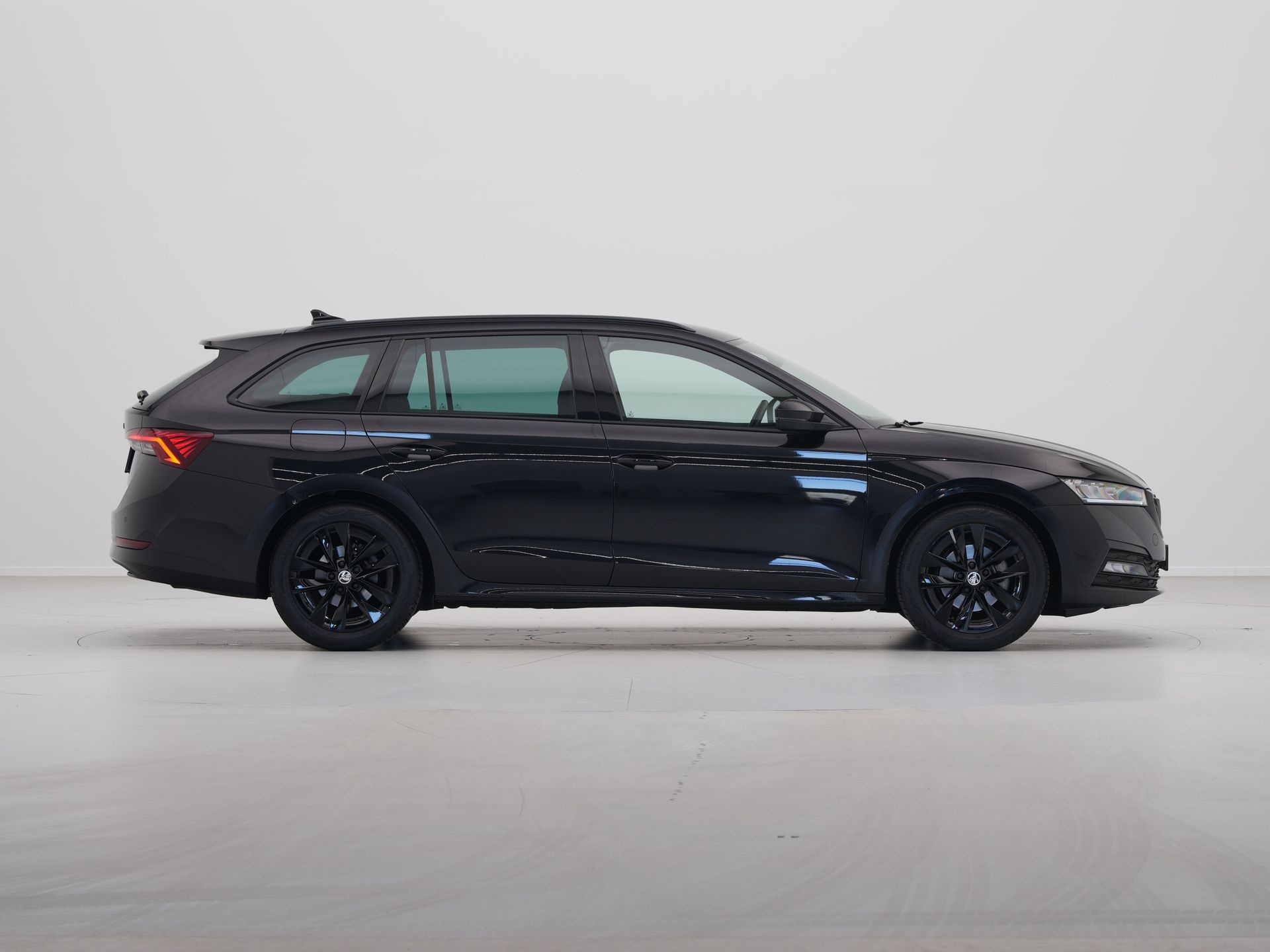 Škoda - Octavia Combi 1.0 e-TSI Sport Business Black Edition - 2024