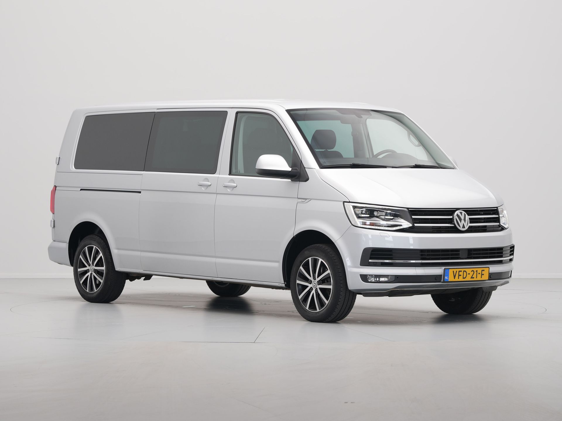 Volkswagen - Transporter 2.0 TDI L2H1 DC Highline - 2020
