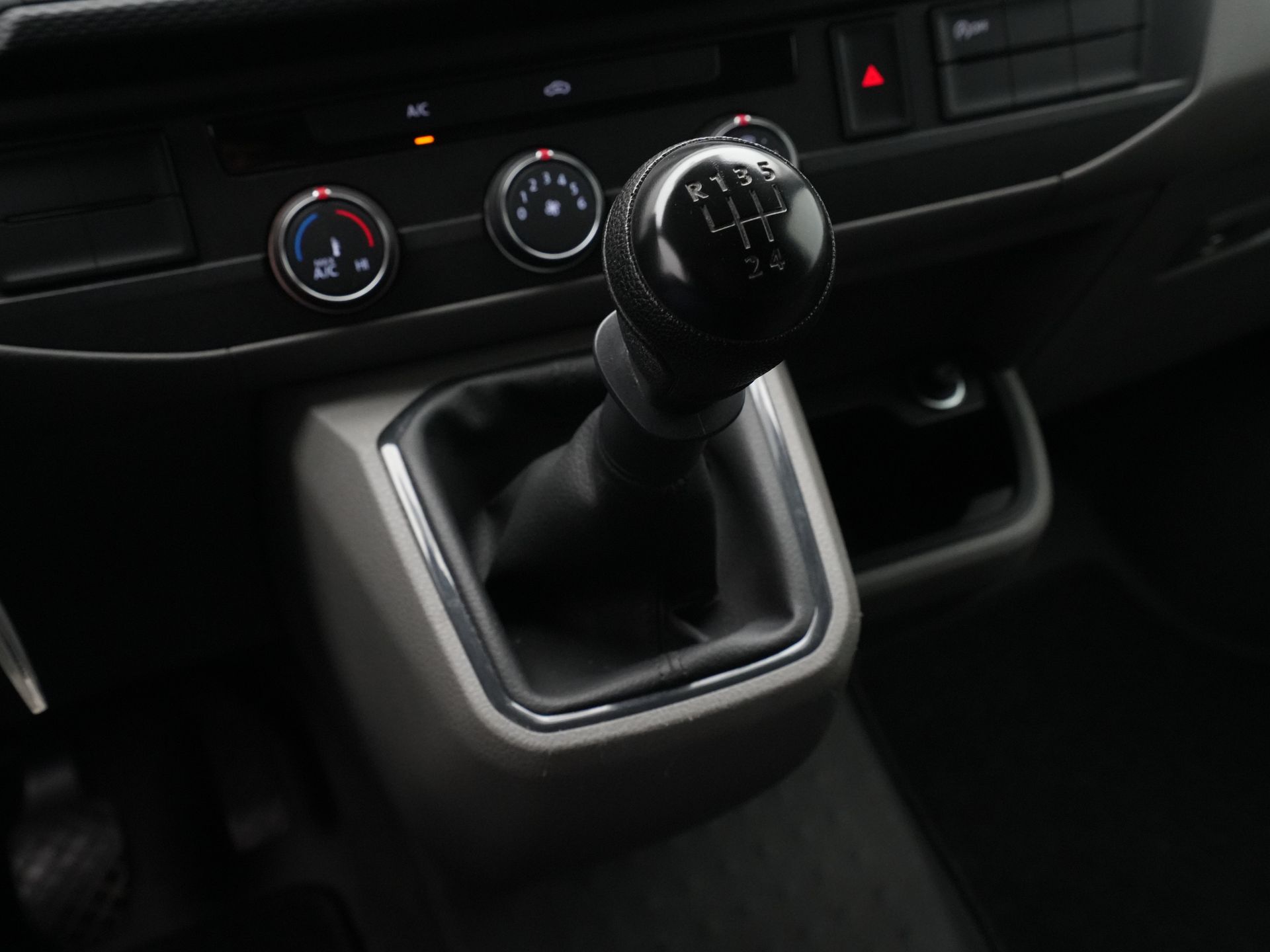 Volkswagen - Transporter 2.0 TDI L2H1 28 Economy Business - 2024