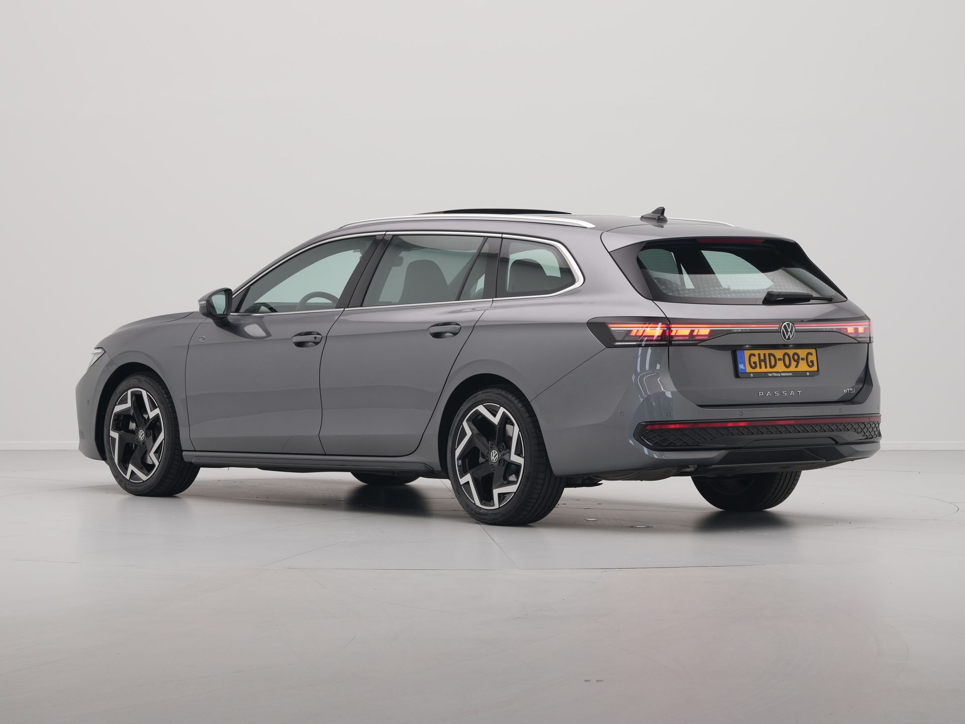 Volkswagen - Passat Variant 1.5 eTSI 150pk R-Line Business - 2024