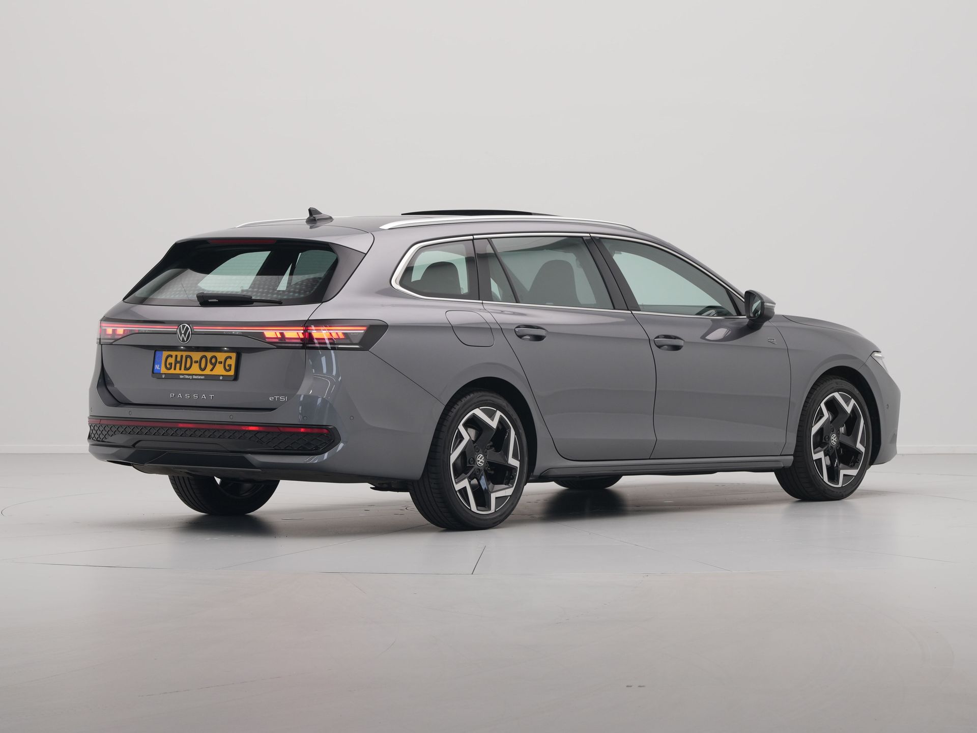 Volkswagen - Passat Variant 1.5 eTSI 150pk R-Line Business - 2024