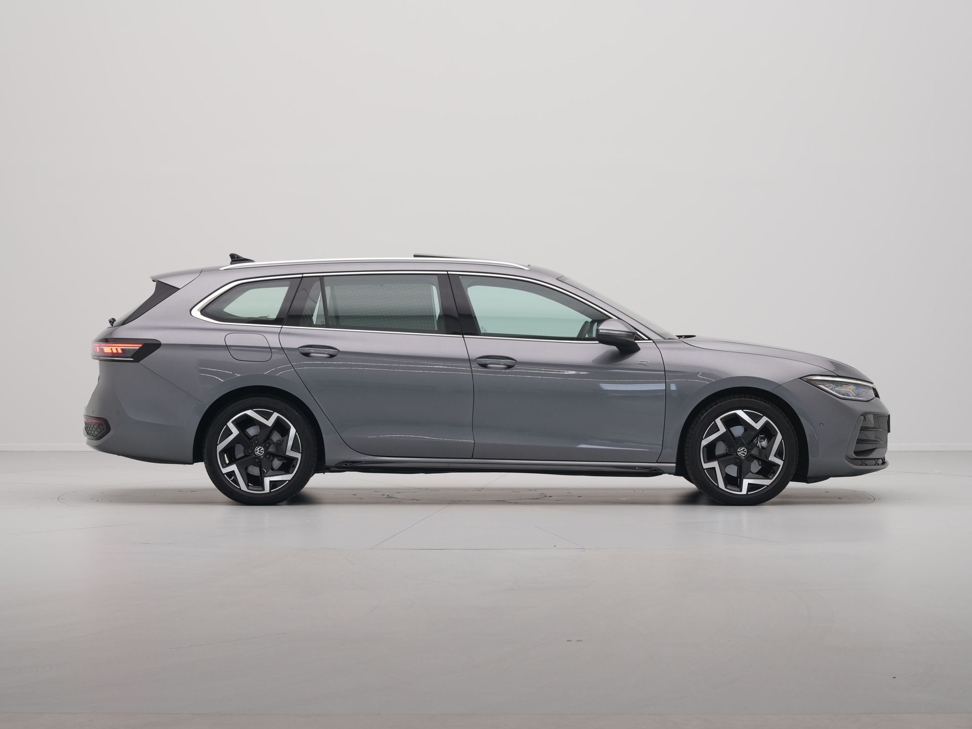 Volkswagen - Passat Variant 1.5 eTSI 150pk R-Line Business - 2024
