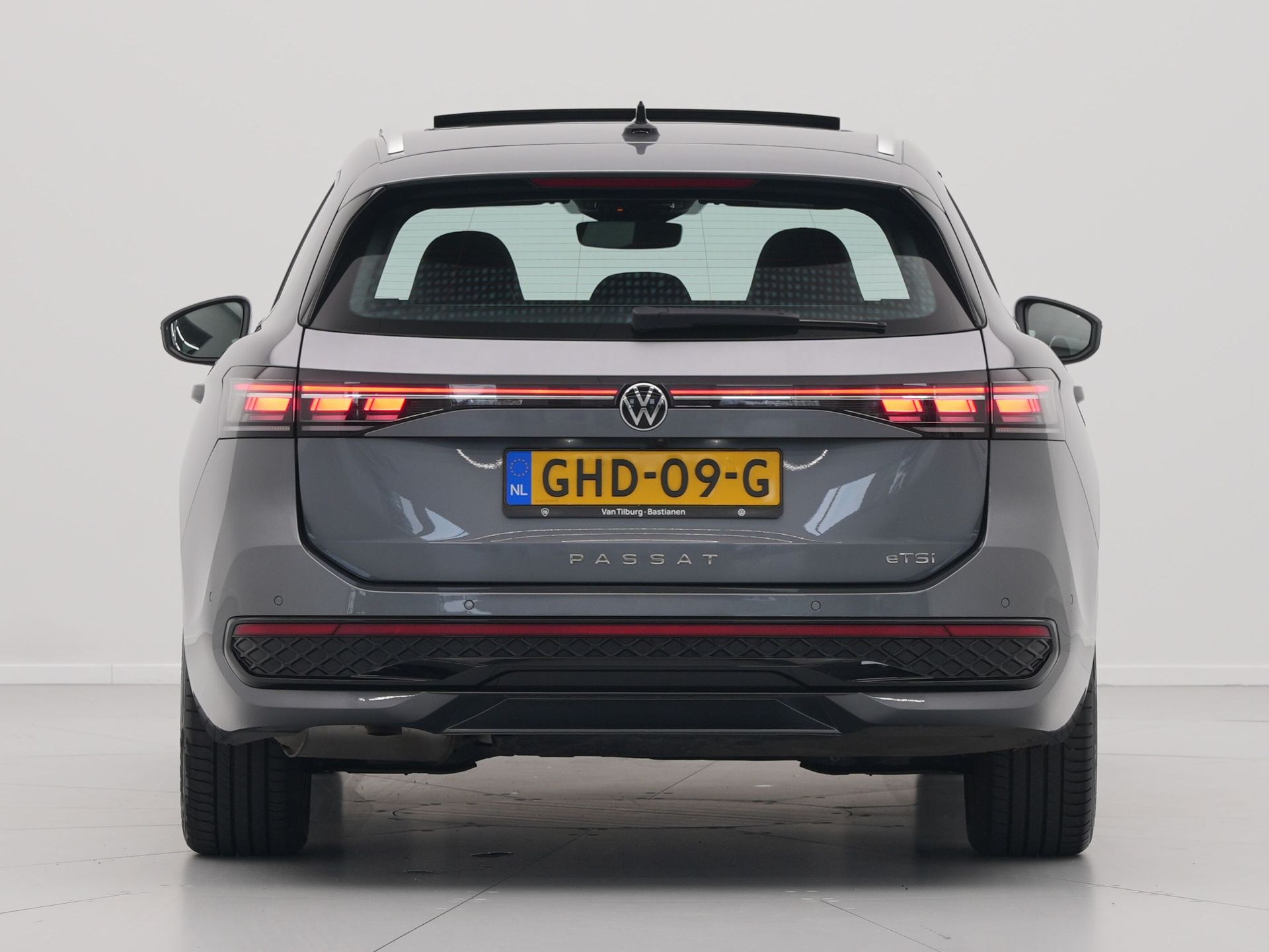 Volkswagen - Passat Variant 1.5 eTSI 150pk R-Line Business - 2024